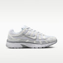 Nike P6000 – Metallic Summit White 2.5 | Lastorai